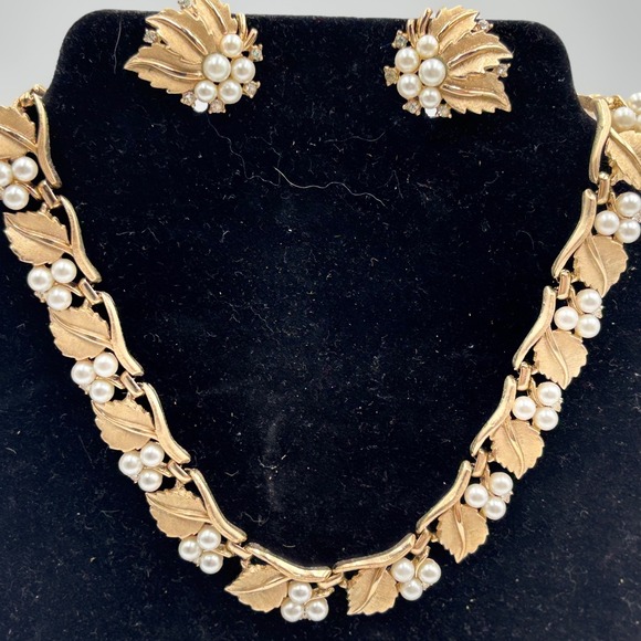 1945-1955 Vintage Crown Trifari Pearl Rhinestone Necklace & Clip Earrings Set - Picture 1 of 17
